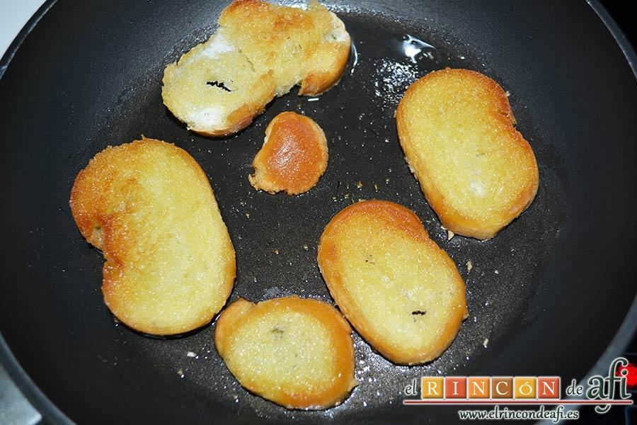 Sopa de hierbabuena, dorar el pan por ambas caras