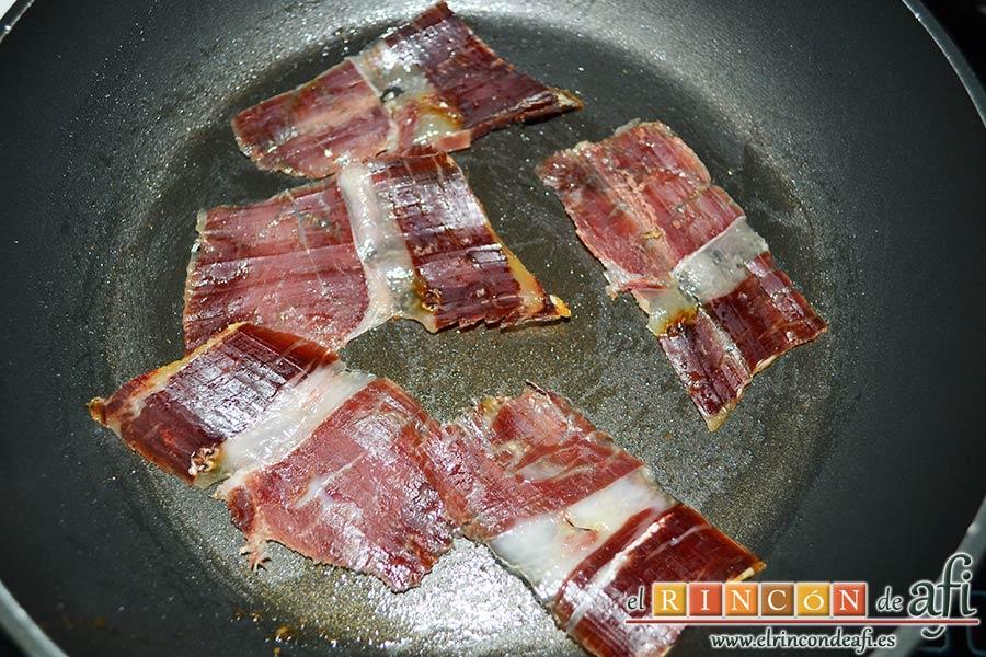 Sopa de hierbabuena, pasar rápido el jamón por una sartén sin aceite