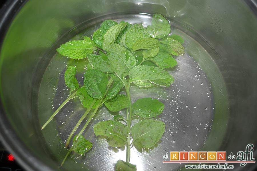 Sopa de hierbabuena, poner a hervir el agua y añadir la hierbabuena