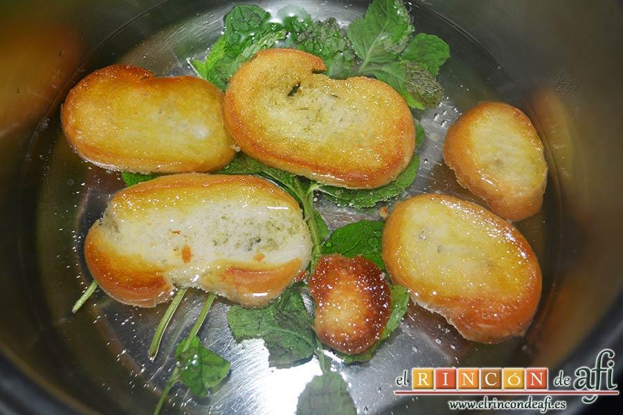 Sopa de hierbabuena, añadir una pizca de sal y el pan frito