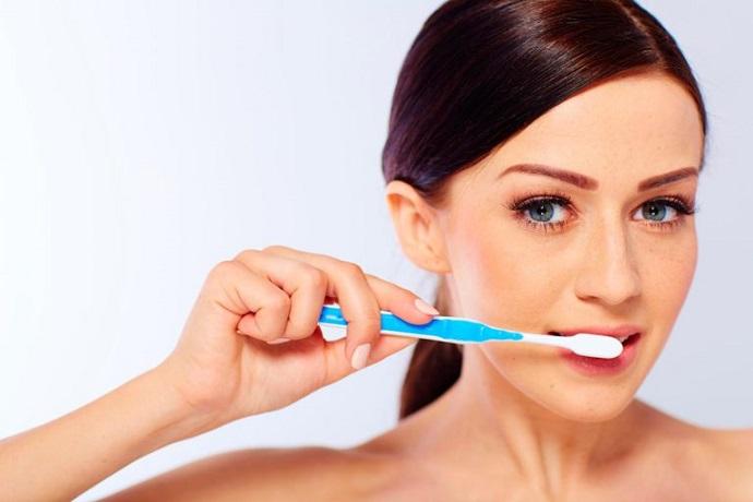 centro-dental-innova-clinica-dental-aviles-prevencion-dental-cepillar-dientes