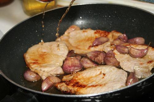 añadir el vino al lomo al ajillo
