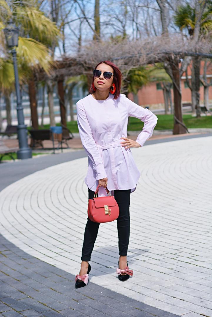 Look con camisa lazo