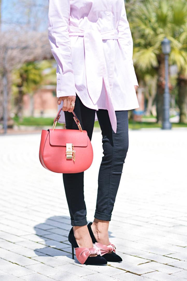 Zapatos con lazo y bolso rojo