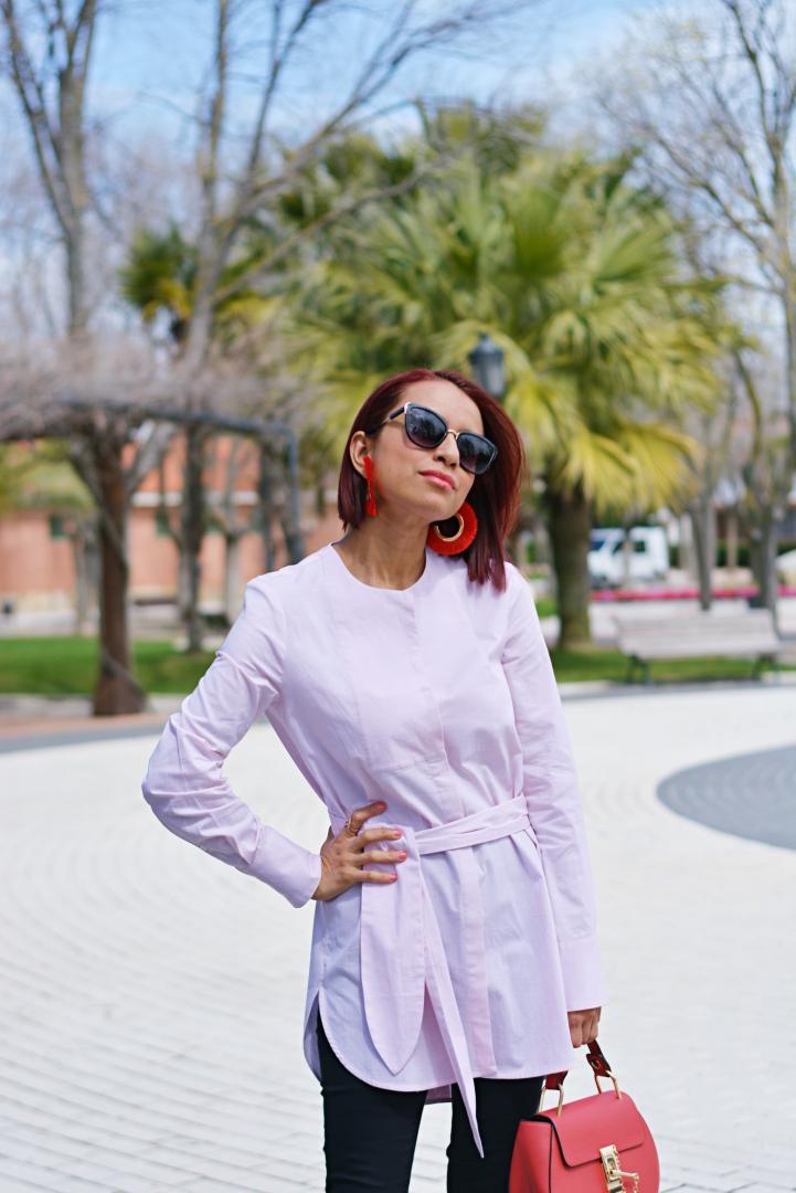 Look con maxi pendientes