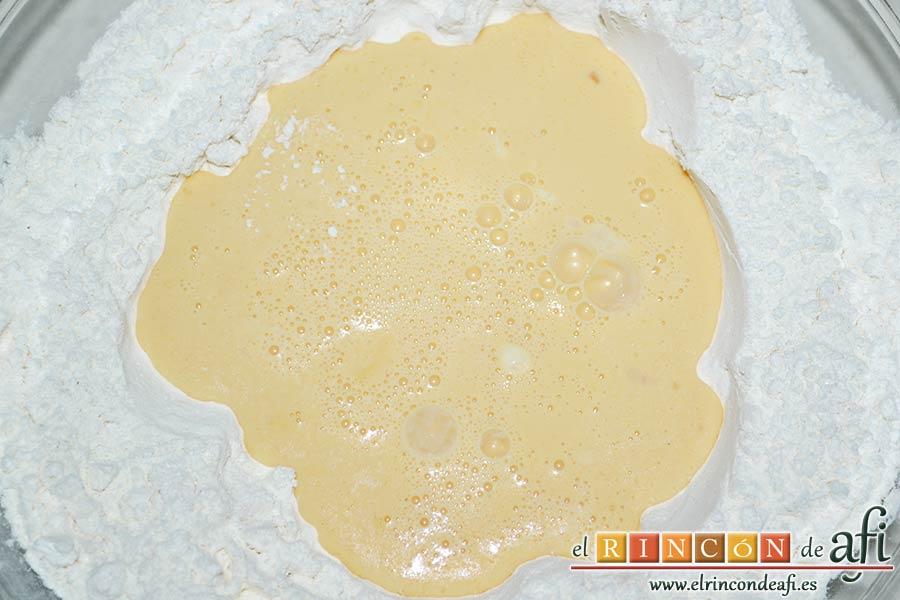 Xuxos rellenos de crema pastelera, verter la mezcla de huevos y levadura