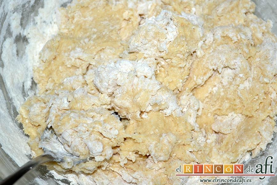 Xuxos rellenos de crema pastelera, ir mezclando con una cuchara