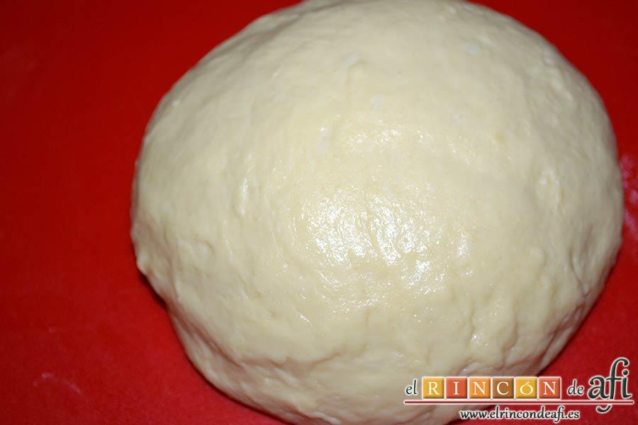 Xuxos rellenos de crema pastelera, amasar hasta obtener una masa elástica y que no se pegue