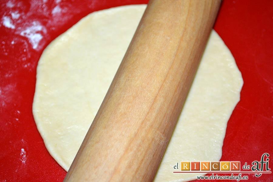 Xuxos rellenos de crema pastelera, tras dejar las porciones enfriar, ponerlas en una superficie enharinada y estirar con rodillo