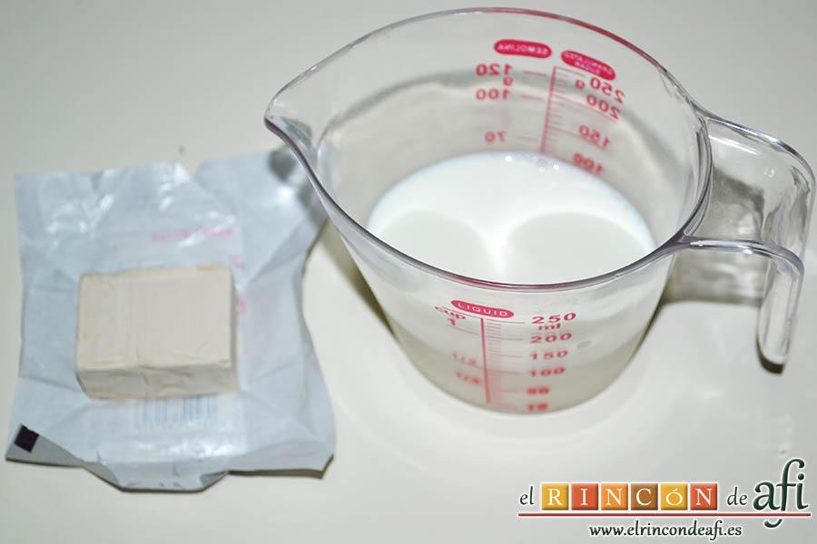 Xuxos rellenos de crema pastelera, prepara la leche y la levadura fresca