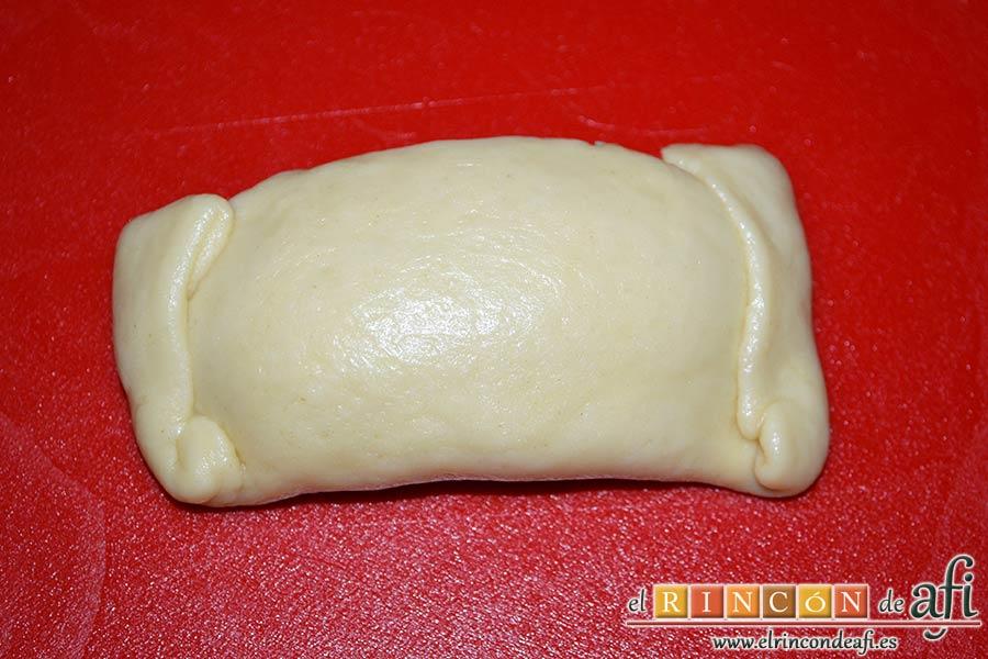 Xuxos rellenos de crema pastelera, formar paquetitos dejando la masa bien sellada