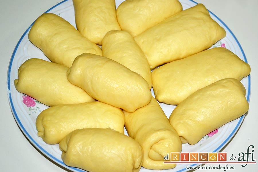 Xuxos rellenos de crema pastelera, ir reservando los xuxos en un plato