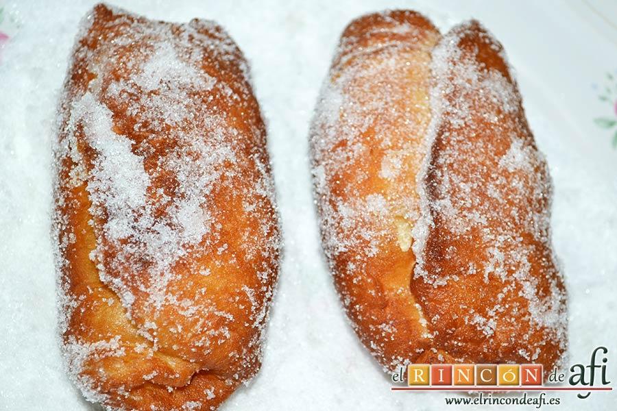 Xuxos rellenos de crema pastelera, rebozarlos en azúcar por todos lados