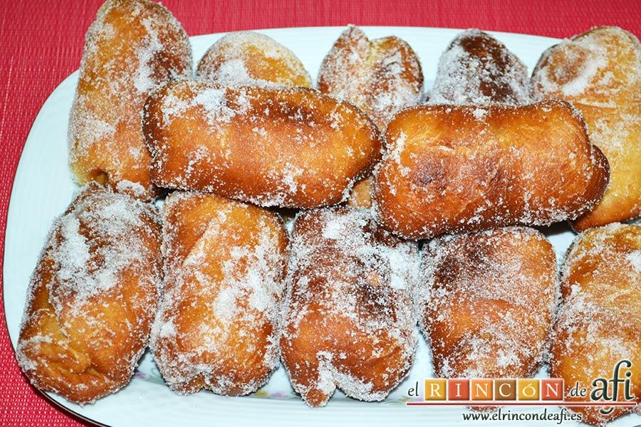 Xuxos rellenos de crema pastelera, irlos colocando en un plato para presentación