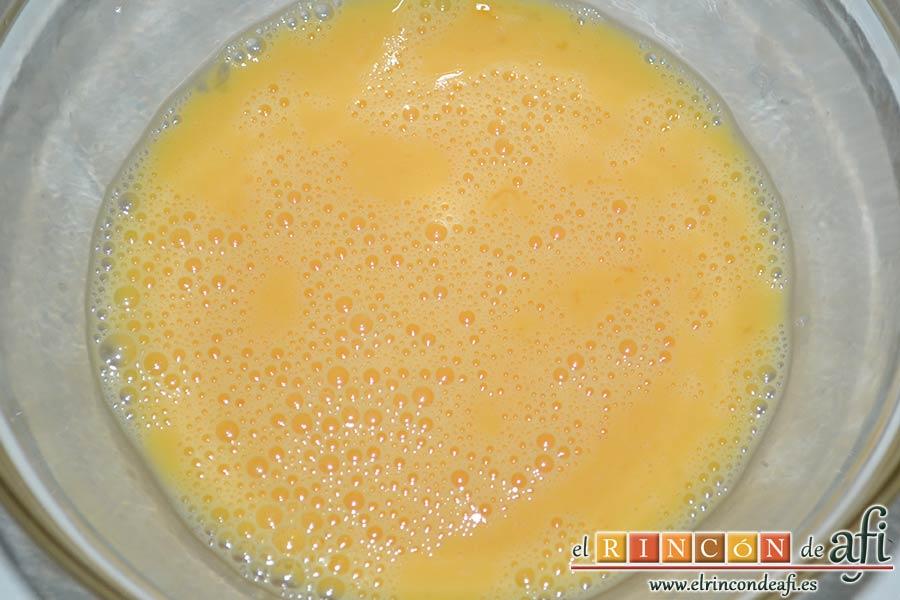 Xuxos rellenos de crema pastelera, batir con varillas manuales