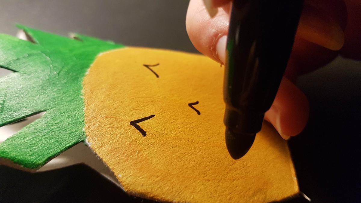 Guirnalda tropical DIY - Pintamos unas uves invertidas con rotulador para hacer la piña