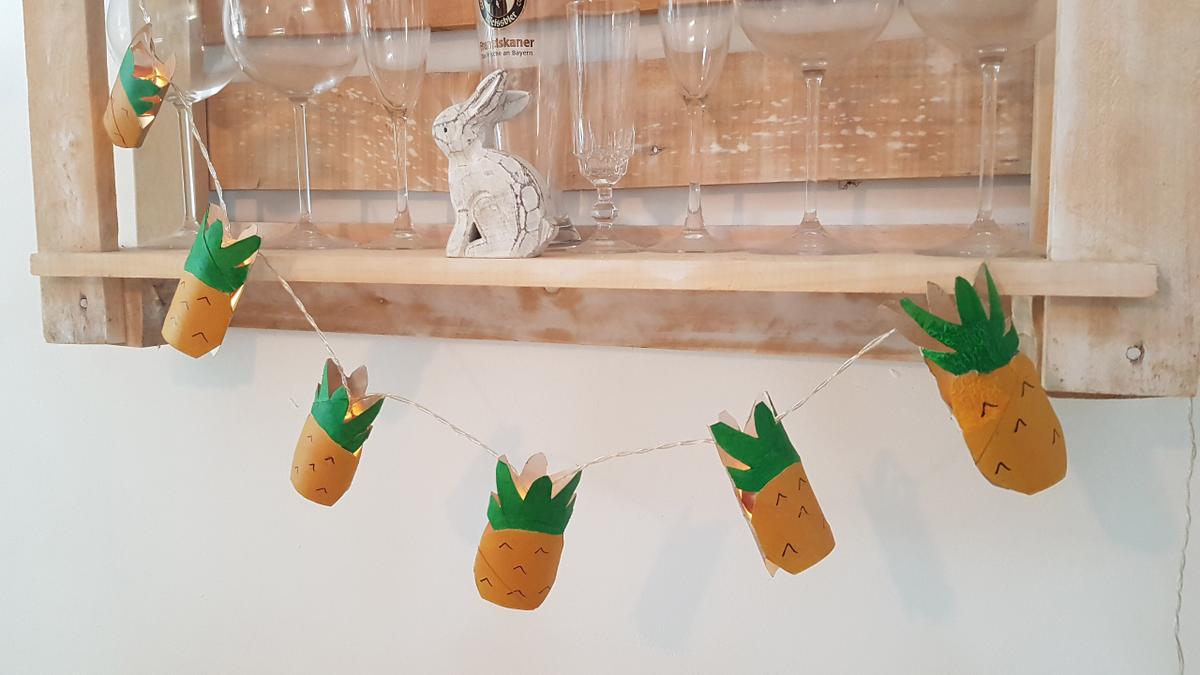 Guirnalda tropical DIY - Nuestra guirnalda de piñas ya colgada