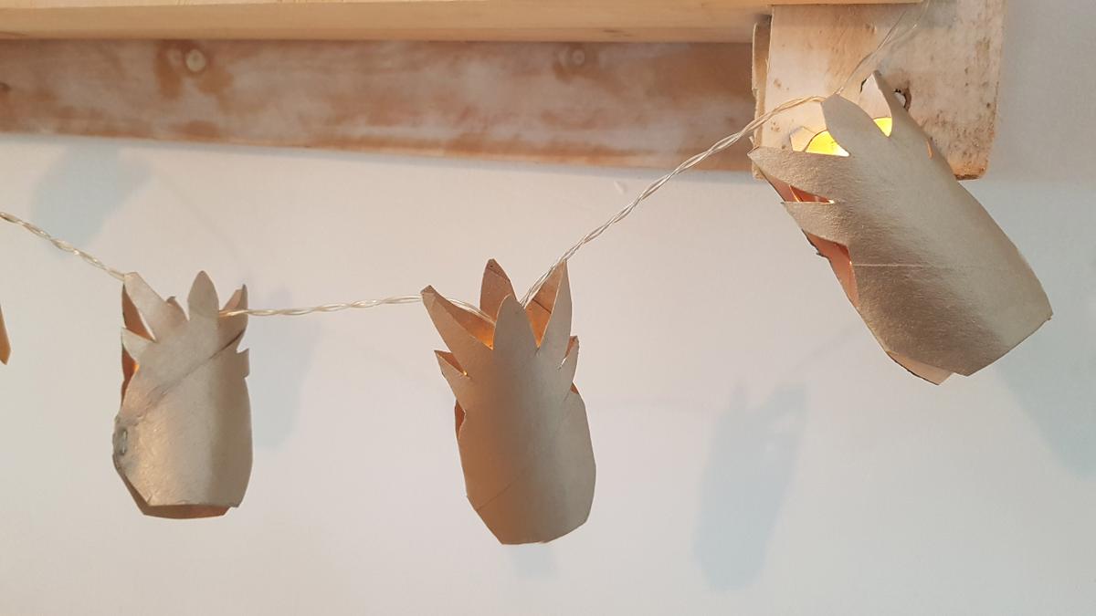 Guirnalda tropical DIY - Detalle de la guirnalda de piñas en la parte dorada