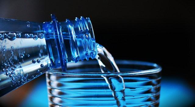 Las botellas de agua valdrán 1€ en los aeropuertos españoles