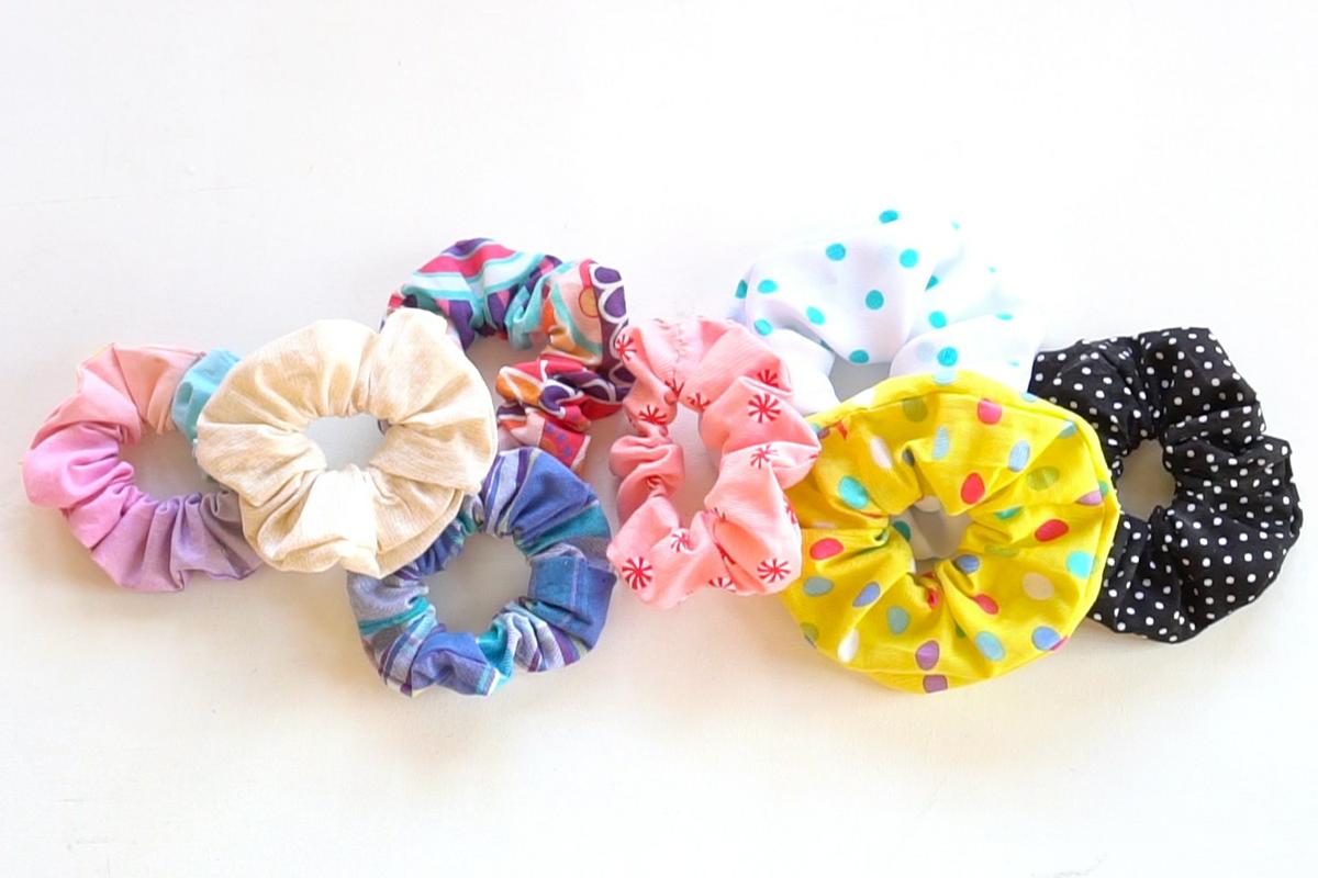 Como hacer coleteros de tela DIY paso a paso, visto en "I am a Mess Blog"