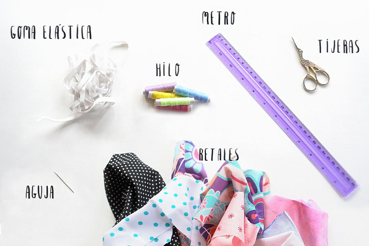 Materiales para hacer coleteros de tela DIY paso a paso, visto en "I am a Mess Blog"