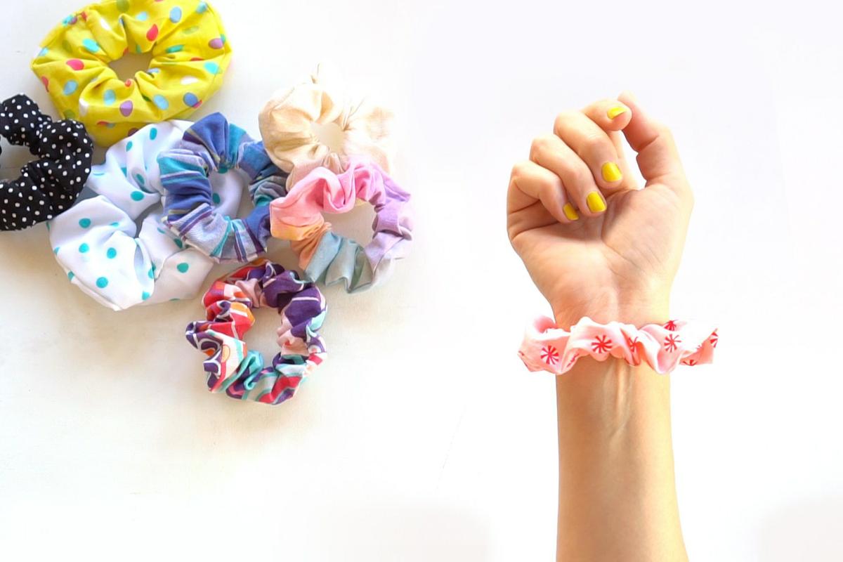 Como hacer coleteros de tela DIY paso a paso, visto en "I am a Mess Blog"