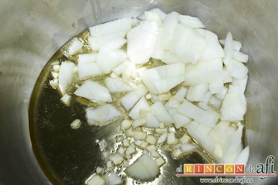 Guiso de carne con verduras, pochar la cebolla y los ajos troceados en una olla exprés con un fondo de aceite de oliva