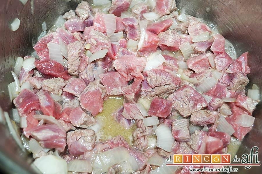 Guiso de carne con verduras, cuando la carne empiece a dorar añadir el vino blanco