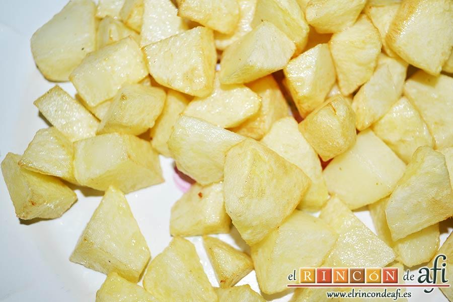 Guiso de carne con verduras, freír unas papas en cuadraditos