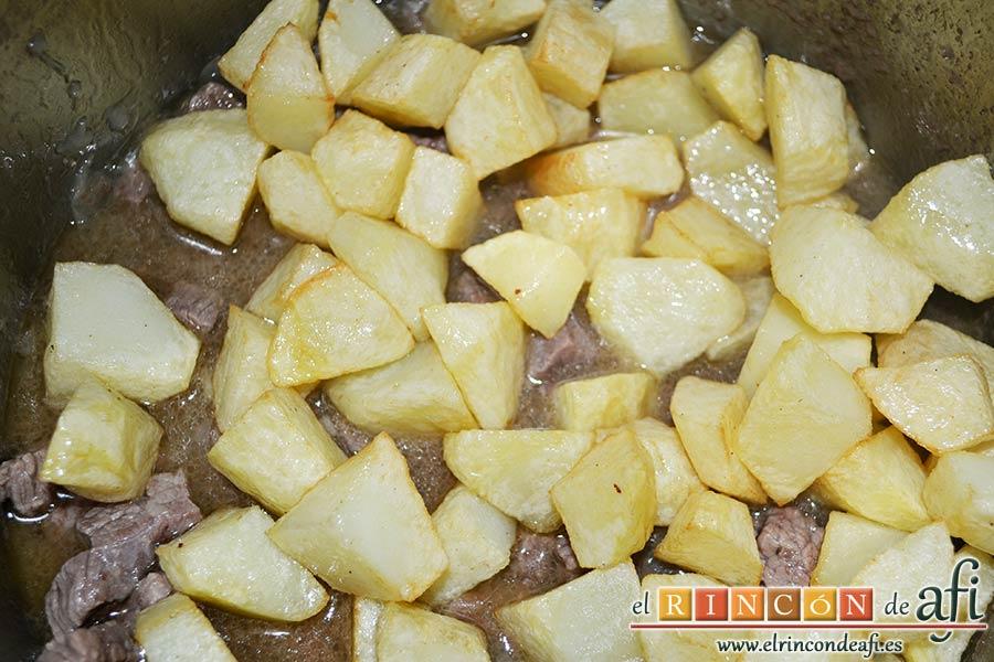 Guiso de carne con verduras, cuando la carne esté guisada, añadimos las papas