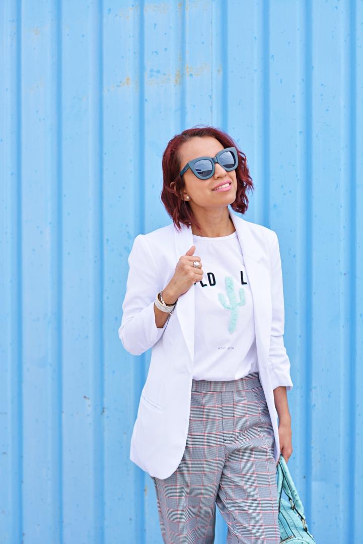 Look de primavera con blazer blanca