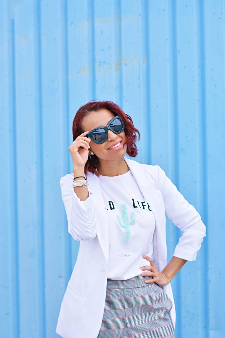 Look con pantalón y camiseta blanca