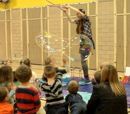 talleres sensoriales en colegio con burbujas o pompas de jabon