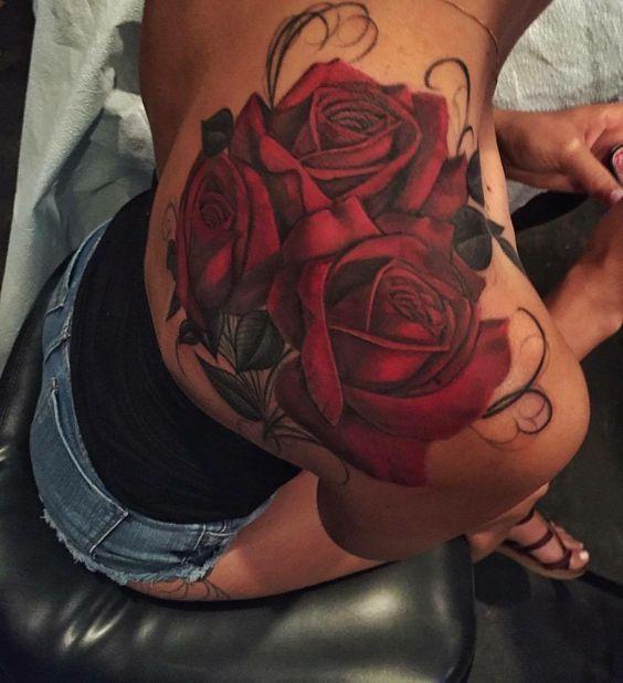 Tatuajes de rosas en el hombro 