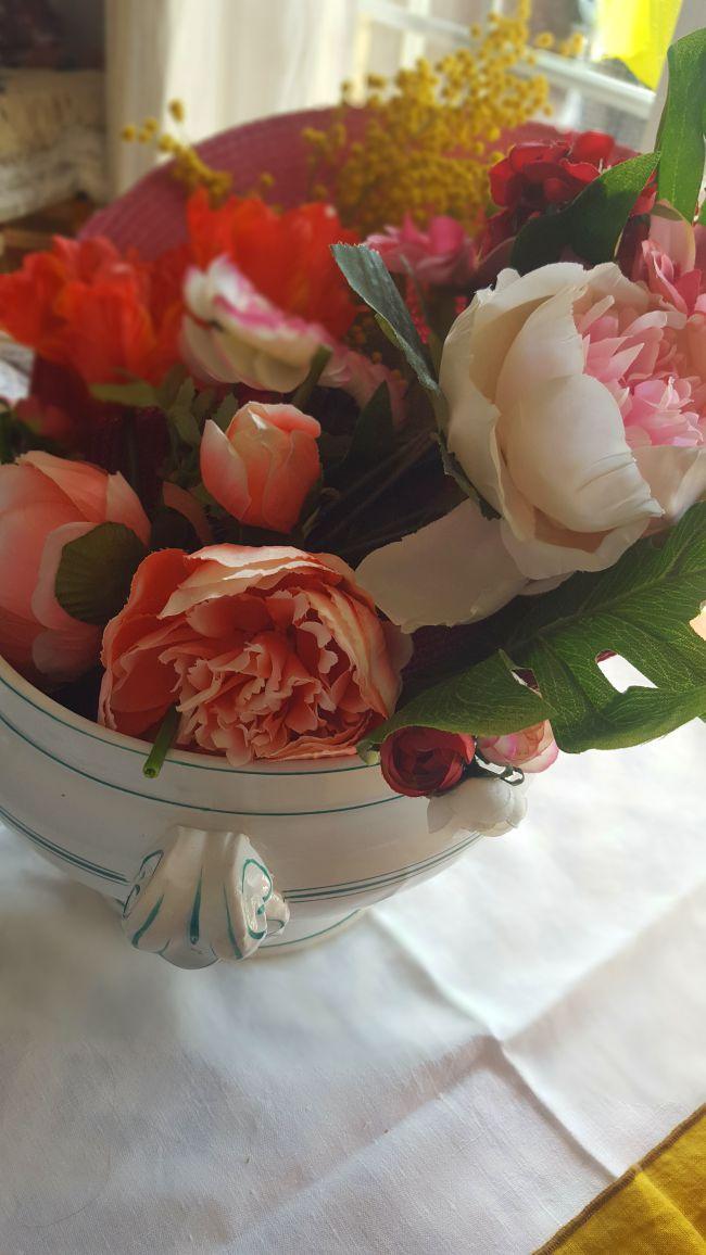 Una mesa con flores para primavera
