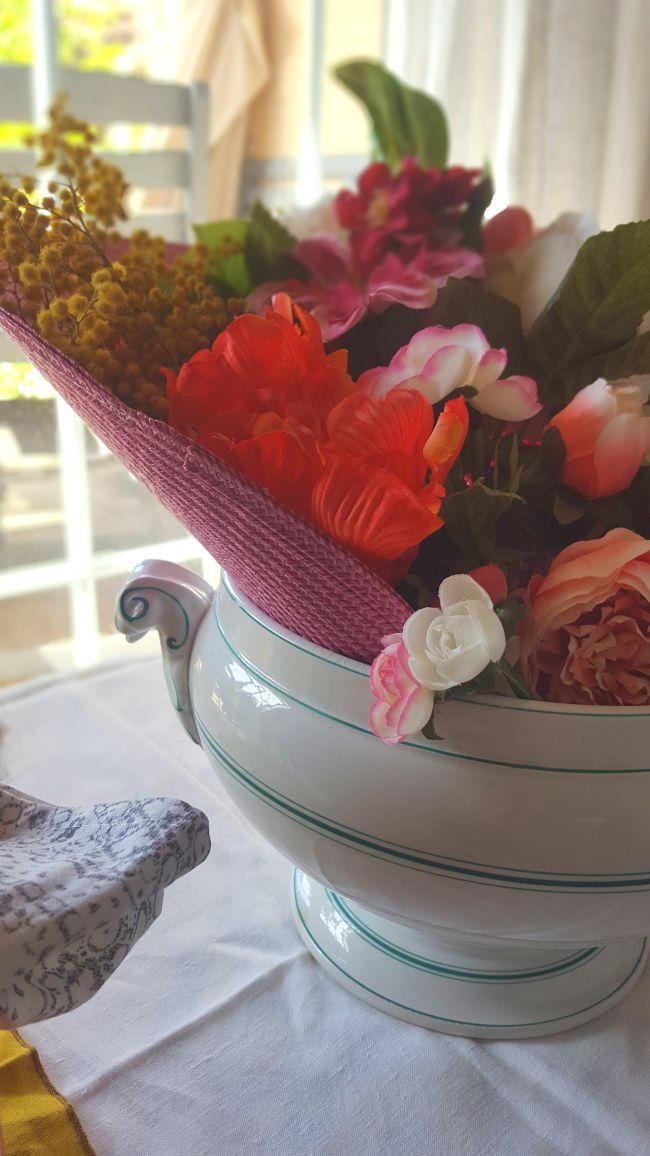 Una mesa con flores para primavera