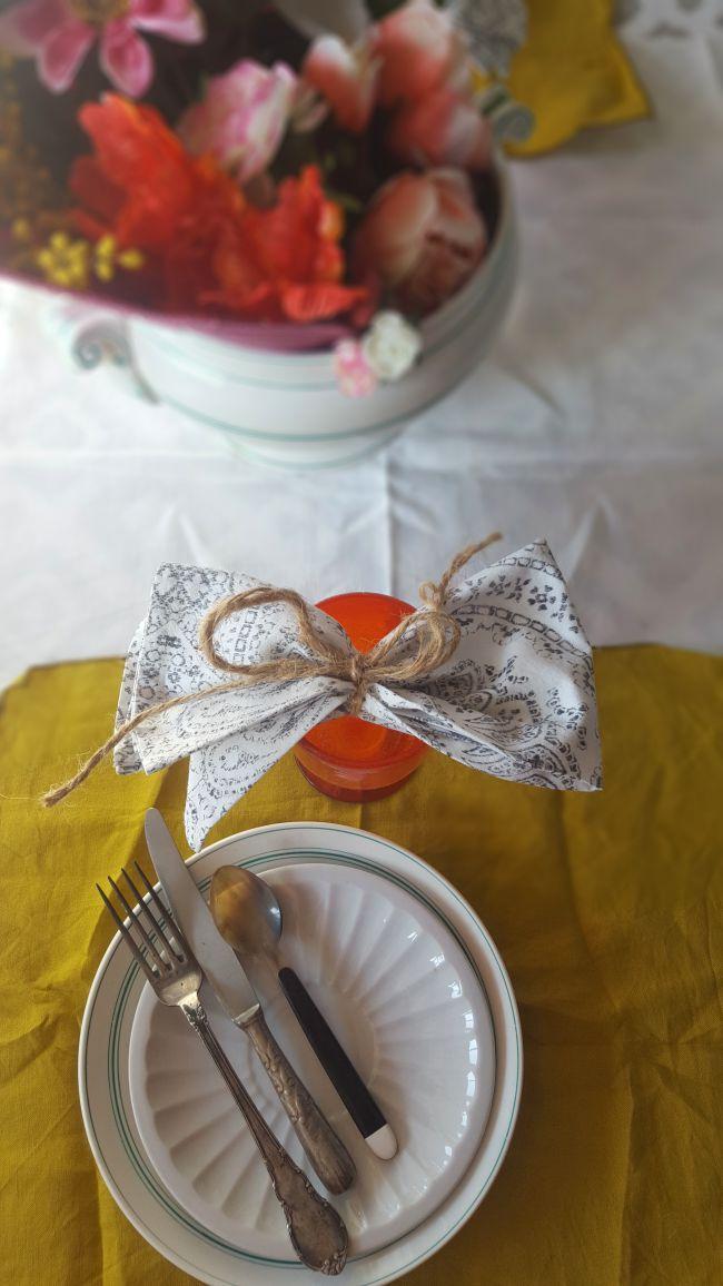 Una mesa con flores para primavera