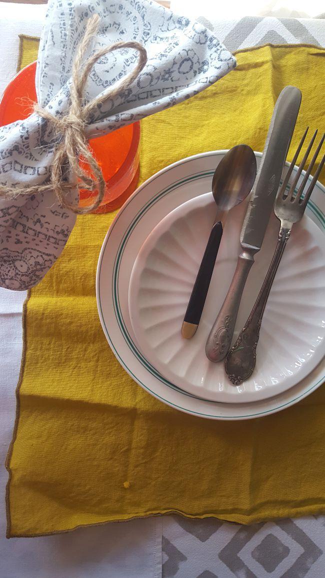 Una mesa con flores para primavera