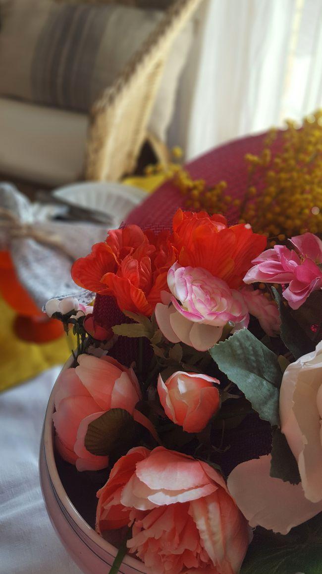 Una mesa con flores para primavera