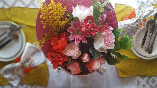 Una mesa con flores para primavera