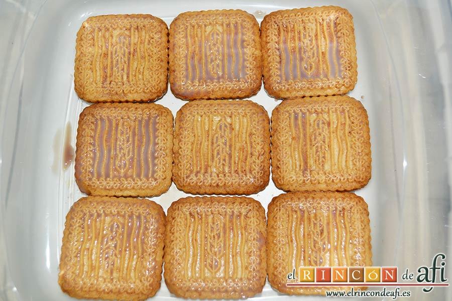 Chocotarta, ir colocando las galletas en el fondo del molde empapadas de leche con cacao