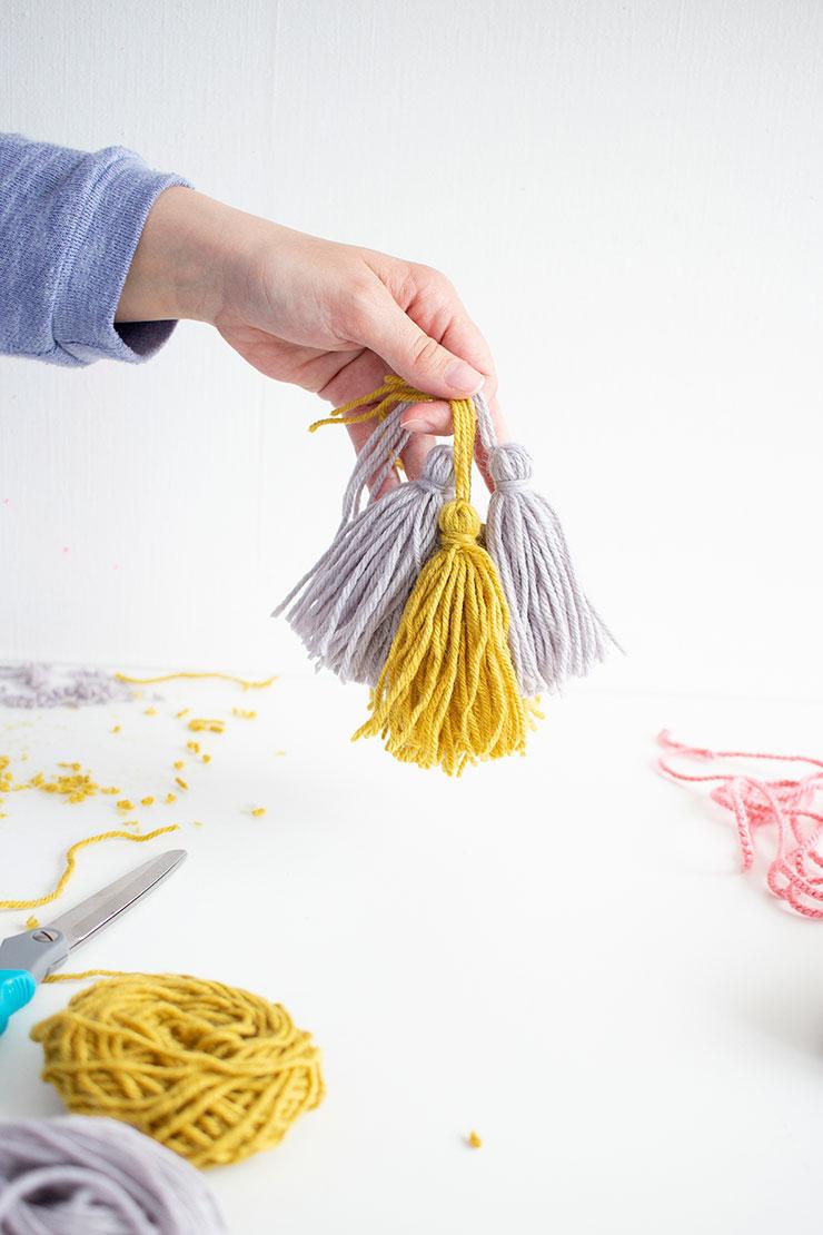  customizar zapatillas con pompones