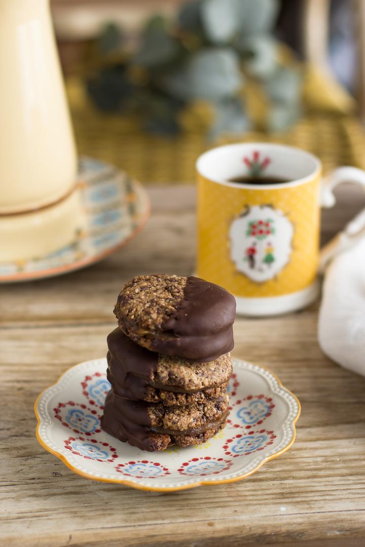 Cookies de avena con chocolate y relleno de dulce de dátiles