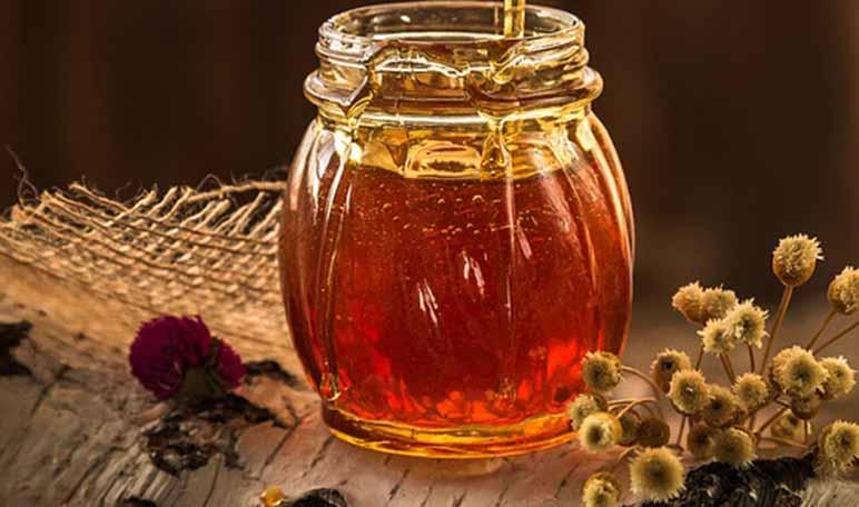 Cómo eliminar las manchas en la cara con patata y miel - Trucos de belleza caseros