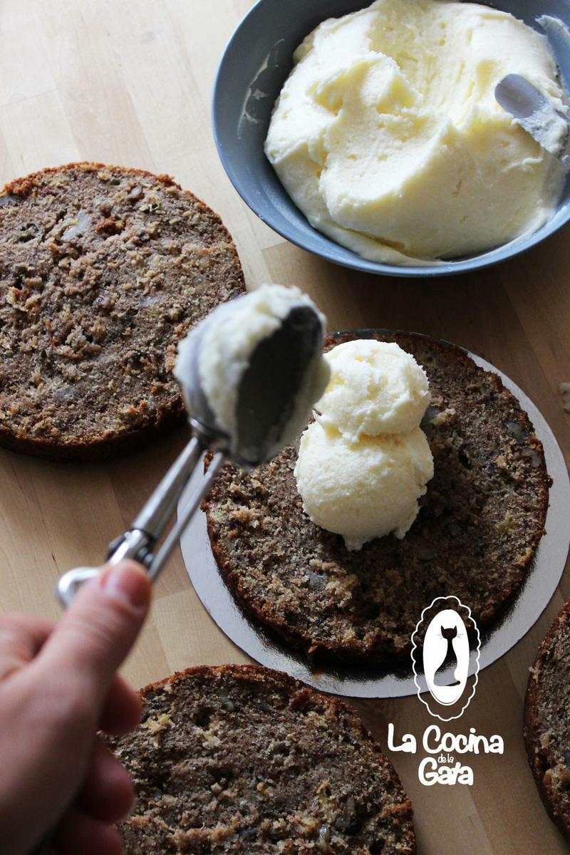 Rellenando la tarta Hummingbird o tarta Colibrí