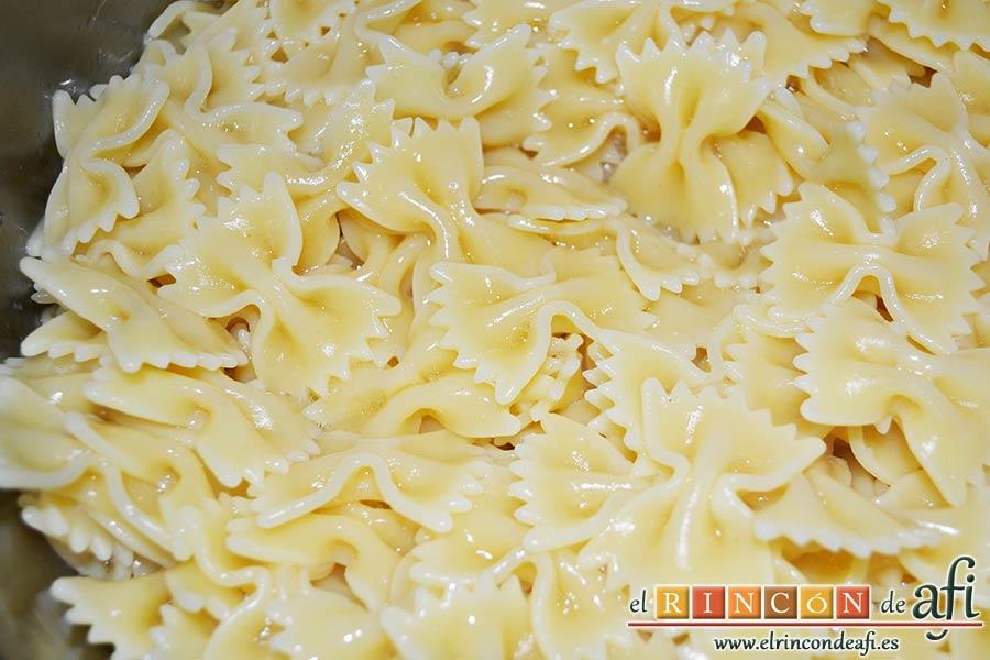 Farfalles a la hawaiana, escurrir los farfalles y dejarlos en el mismo caldero