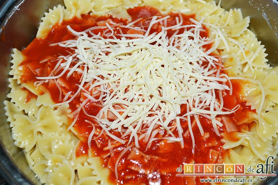 Farfalles a la hawaiana, verter por encima la salsa con el jamón y por encima el queso rayado