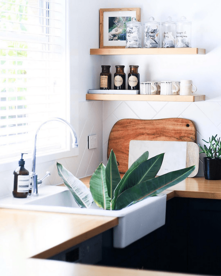 decoracion-house-tour-casa-toques-etnicos-estanteria-cocina