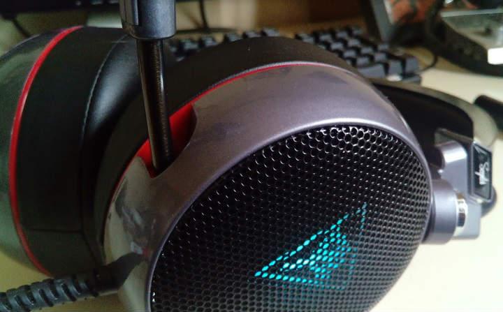 Esta es la semana de los auriculares en El Androide Feliz. Si bien hace unos días Senkaze nos contaba su experiencia con unos interesantes auriculares Bluetooth para hacer deporte, hoy nos desplazamos a la mesa de trabajo para hablaros de unos cascos para PC que nos han sorprendido por su buena relación calidad-precio. Hoy, hablamos de los auriculares gaming AUKEY. ¡Comenzamos! Auriculares gaming AUKEY en análisis: cascos con retroiluminación RGB, micrófono flexible y una buena cancelación de sonido Hace ya unos cuantos meses que destrocé “por error” los auriculares con orejas de gato suelo utilizar para escuchar música y echar partidas en el ordenador. La verdad es que eran de bastante mala calidad, así que esta vez he optado por unos cascos con un poco más de fundamento. Estos auriculares de AUKEY cuentan con varios aspectos que me han llamado la atención, y como tienen un precio razonable he decidido probar suerte. Ya había probado otros productos de este fabricante (por ejemplo este teclado mecánico), y como la experiencia había sido positiva sabía que más o menos pisaba sobre seguro. Tampoco os voy a vender la moto diciendo que son los mejores auriculares para gaming del mundo, eso está claro. Pero para el precio que tienen sí que es verdad que ofrecen una experiencia más que satisfactoria para el usuario medio. Diseño (retroilunminacion) A nivel de diseño, nos encontramos con unos auriculares grandes, que cubren la oreja por completo. En el casco izquierdo se sitúan el control de volumen y el potenciador de bajos, y cuenta con un extenso cable de 2.2 metros con conector USB para el PC. Lo más llamativo de estos AUKEY sin duda es el logotipo retroiluminado mediante LEDS que va cambiando de color de forma automática (el LED del micrófono siempre es azul). Sin duda no es más que un detalle, pero le da un toque elegante y cool que personalmente me gusta un rato largo. Calidad del audio y cancelación del sonido Lo primero que he advertido al probar estos cascos es que la calidad de sonido (canal virtual 7.1), especialmente cuando activamos el interruptor de vibración, es espectacular. Si estamos jugando a algún videojuego con mucha acción y disparos, o escuchando música con bajos bien marcados, resulta obligatorio activar el botoncito que tenemos en el casco izquierdo. Muy recomendable. Un consejo: si tenéis Spotify a mano, escuchad el tema “A New Error” de Moderat con el interruptor de vibración activado. Una pasada. Micrófono flexible Tratándose de unos cascos para gamers no podemos dejar de mencionar el micrófono. Quizá este sea el punto más flojo de estos AUKEY. Su volumen no es todo lo alto que pudiéramos desear. Esto significa que si estamos jugando online tendremos que asegurarnos de hablar bien claro o de subir el volumen del micrófono. Por lo demás, es un micrófono retráctil y flexible, algo que viene muy bien para tenerlo guardado y que no moleste cuando no lo estamos utilizando. Precio y disponibilidad Los auriculares gaming AUKEY actualmente, a fecha 27 de abril de 2018, tienen un precio de 29.99 euros en Amazon. Después de 2 semanas haciendo un uso intensivo de estos cascos, la sensación que me queda es de satisfacción. Son un poco pesados y el micro tiene sus cosillas, pero para jugar y escuchar música, que al final es lo que importa, se han comportado como titanes. Amazon | Comprar auriculares AUKEY