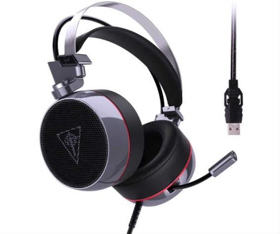 Esta es la semana de los auriculares en El Androide Feliz. Si bien hace unos días Senkaze nos contaba su experiencia con unos interesantes auriculares Bluetooth para hacer deporte, hoy nos desplazamos a la mesa de trabajo para hablaros de unos cascos para PC que nos han sorprendido por su buena relación calidad-precio. Hoy, hablamos de los auriculares gaming AUKEY. ¡Comenzamos! Auriculares gaming AUKEY en análisis: cascos con retroiluminación RGB, micrófono flexible y una buena cancelación de sonido Hace ya unos cuantos meses que destrocé “por error” los auriculares con orejas de gato suelo utilizar para escuchar música y echar partidas en el ordenador. La verdad es que eran de bastante mala calidad, así que esta vez he optado por unos cascos con un poco más de fundamento. Estos auriculares de AUKEY cuentan con varios aspectos que me han llamado la atención, y como tienen un precio razonable he decidido probar suerte. Ya había probado otros productos de este fabricante (por ejemplo este teclado mecánico), y como la experiencia había sido positiva sabía que más o menos pisaba sobre seguro. Tampoco os voy a vender la moto diciendo que son los mejores auriculares para gaming del mundo, eso está claro. Pero para el precio que tienen sí que es verdad que ofrecen una experiencia más que satisfactoria para el usuario medio. Diseño (retroilunminacion) A nivel de diseño, nos encontramos con unos auriculares grandes, que cubren la oreja por completo. En el casco izquierdo se sitúan el control de volumen y el potenciador de bajos, y cuenta con un extenso cable de 2.2 metros con conector USB para el PC. Lo más llamativo de estos AUKEY sin duda es el logotipo retroiluminado mediante LEDS que va cambiando de color de forma automática (el LED del micrófono siempre es azul). Sin duda no es más que un detalle, pero le da un toque elegante y cool que personalmente me gusta un rato largo. Calidad del audio y cancelación del sonido Lo primero que he advertido al probar estos cascos es que la calidad de sonido (canal virtual 7.1), especialmente cuando activamos el interruptor de vibración, es espectacular. Si estamos jugando a algún videojuego con mucha acción y disparos, o escuchando música con bajos bien marcados, resulta obligatorio activar el botoncito que tenemos en el casco izquierdo. Muy recomendable. Un consejo: si tenéis Spotify a mano, escuchad el tema “A New Error” de Moderat con el interruptor de vibración activado. Una pasada. Micrófono flexible Tratándose de unos cascos para gamers no podemos dejar de mencionar el micrófono. Quizá este sea el punto más flojo de estos AUKEY. Su volumen no es todo lo alto que pudiéramos desear. Esto significa que si estamos jugando online tendremos que asegurarnos de hablar bien claro o de subir el volumen del micrófono. Por lo demás, es un micrófono retráctil y flexible, algo que viene muy bien para tenerlo guardado y que no moleste cuando no lo estamos utilizando. Precio y disponibilidad Los auriculares gaming AUKEY actualmente, a fecha 27 de abril de 2018, tienen un precio de 29.99 euros en Amazon. Después de 2 semanas haciendo un uso intensivo de estos cascos, la sensación que me queda es de satisfacción. Son un poco pesados y el micro tiene sus cosillas, pero para jugar y escuchar música, que al final es lo que importa, se han comportado como titanes. Amazon | Comprar auriculares AUKEY